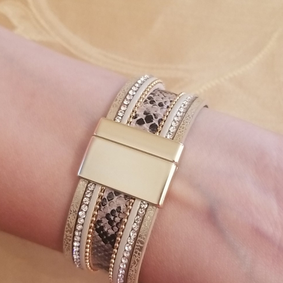 Animal print eye catching clasp bracelet. - Picture 2 of 2